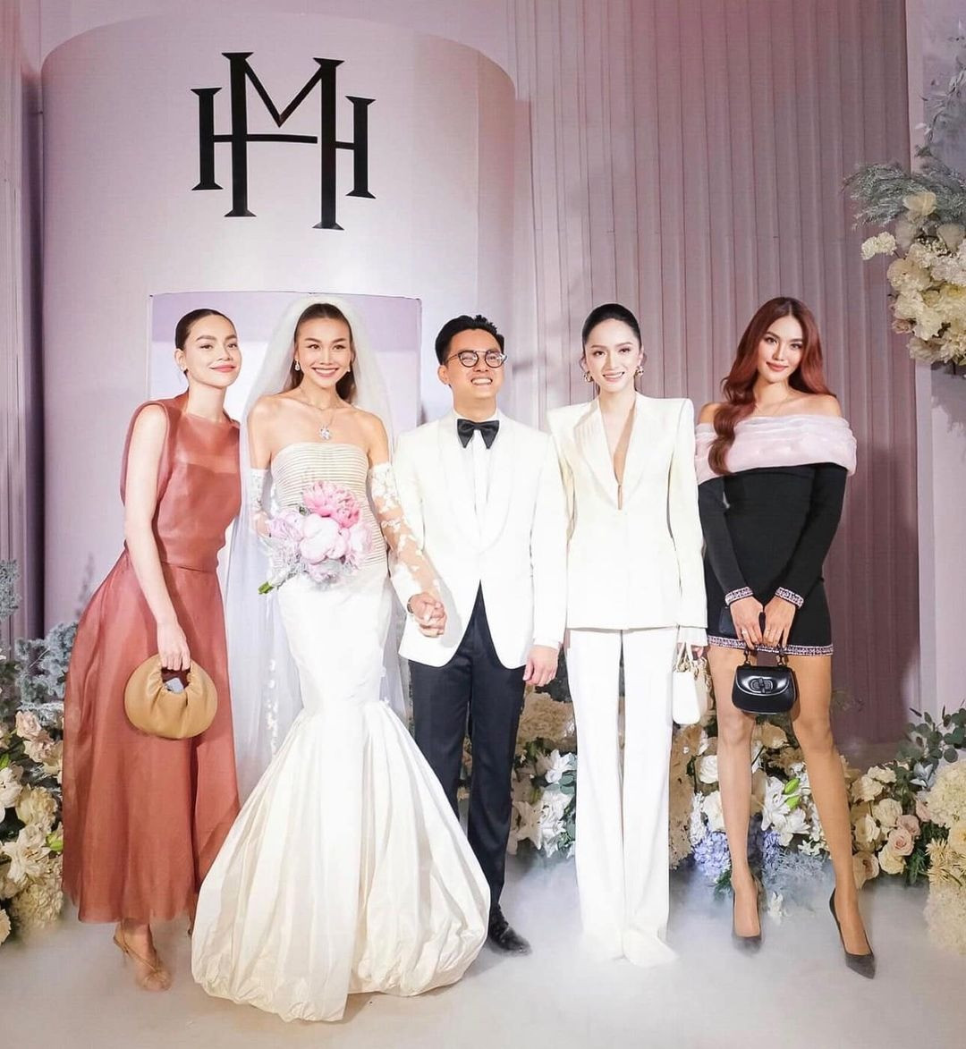 Lan Khuê thân thiết với Thanh Hằng sau khi hợp tác trong Mẹ chồng. Nữ người mẫu mặc váy trên gối, tông màu đơn giản đến chúc mừng người chị thân thiết lập gia đình.