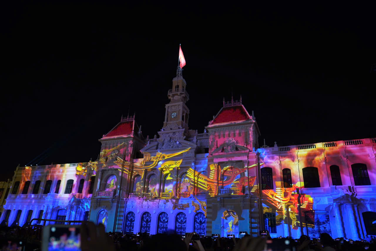 Nhiều hoạt cảnh lịch sử chiếu trên mặt tiền UBND TP.HCM. Phân cảnh rực rỡ thể hiện truyền thống yêu nước, đấu tranh giải phóng dân tộc, kết hợp với hình ảnh hiện đại thể hiện tinh thần tự hào và khát vọng phát triển.