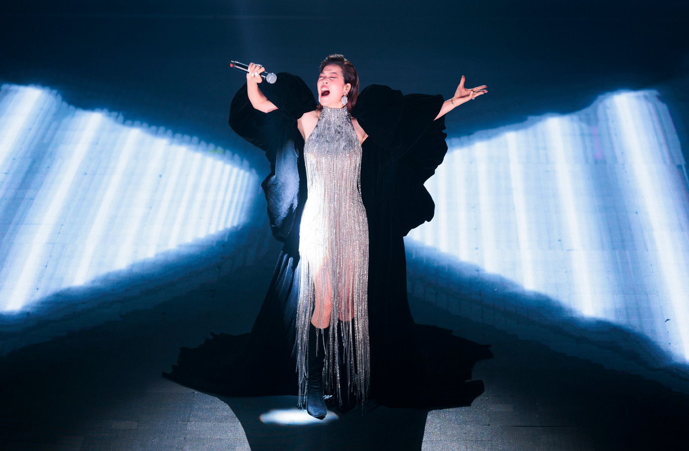 Trái ngược với màn trình diễn chiêu trò của Lan Ngọc và H&apos;Hen Niê là phần biểu diễn kỹ thuật của Thu Phương. Bản mashup Xin lỗi và Lần cuối của huấn luyện viên Giọng hát Việt nhận được nhiều lời khen. &quot;Nhìn hình ảnh của chị, tôi thấy chị lúc tuổi 20 khi đang là ca sĩ của nhà hát Tuổi Trẻ. Tôi thấy chị như được quay trở lại tuổi thanh xuân khi tham gia chương trình&quot;, cố vấn Trần Hồng Hà nhận xét về Thu Phương.