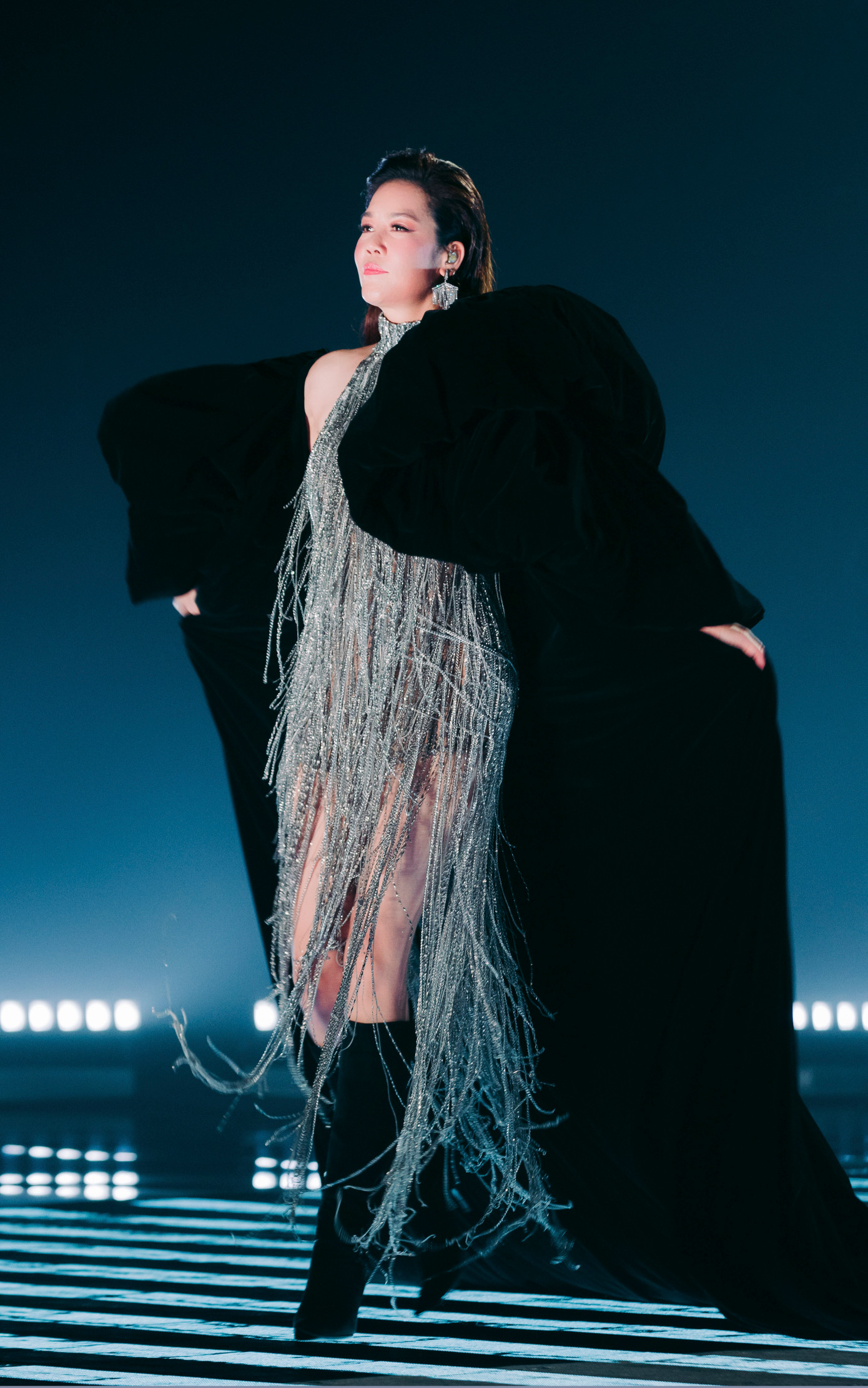 Chia sẻ trong chương trình, Thu Phương nói cô suýt bỏ cuộc vì lý do sức khỏe và trang phục. Nữ ca sĩ không thở được vì trang phục bó sát. Nhưng khi ra sân khấu, cô gây ấn tượng với phần trình diễn. Thu Phương nói cô dùng 3 tháng để làm mới ca khúc và bản thân.