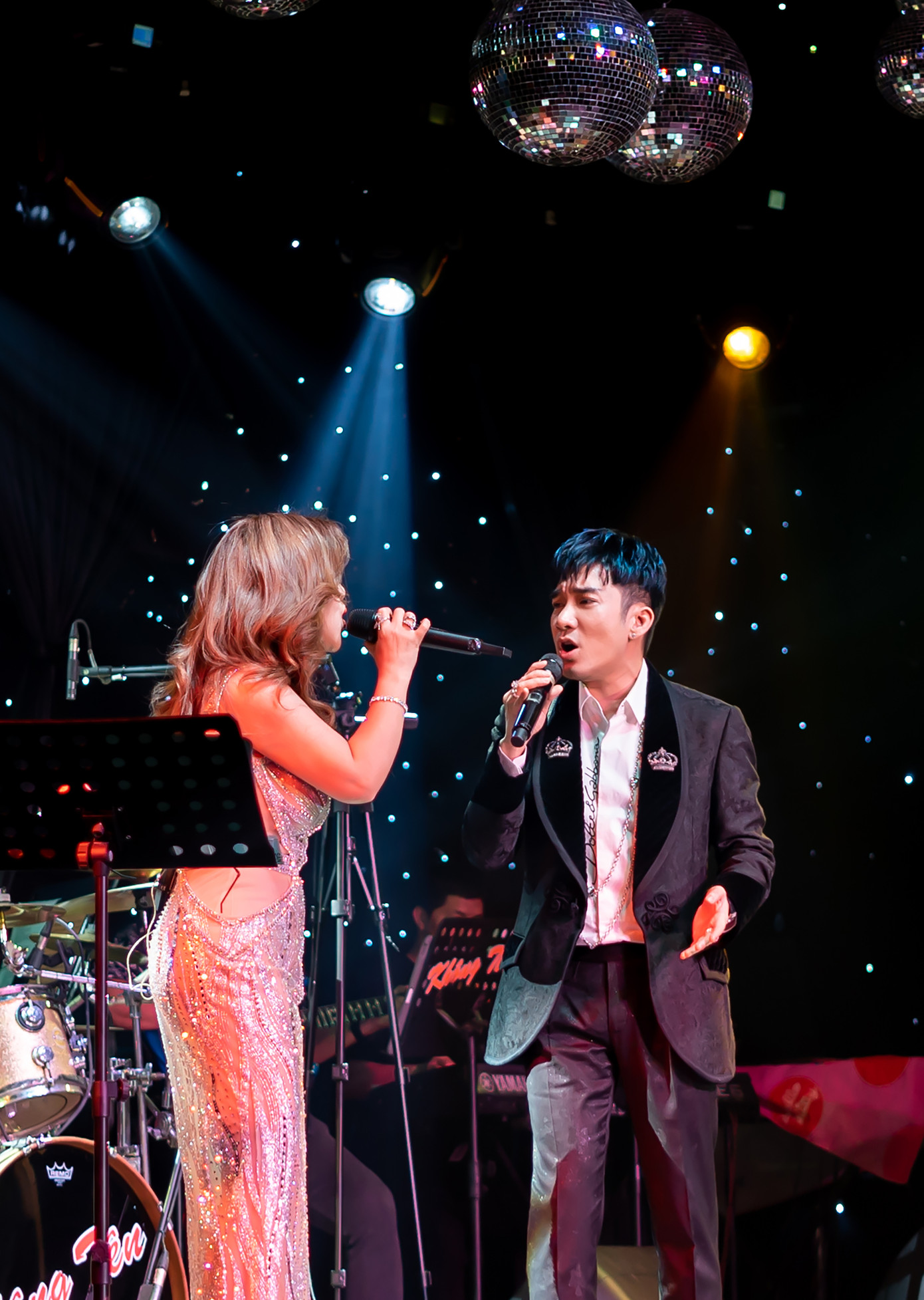 Minh Tuyết và Quang Hà góp giọng trong Ai rồi cũng sẽ khác và Xin lỗi anh. Ngoài ra, màn song ca Ngày mai người ta lấy chồng, bản hit gần đây của nhạc sĩ Đông Thiên Đức của hai ca sĩ được khán giả khen.