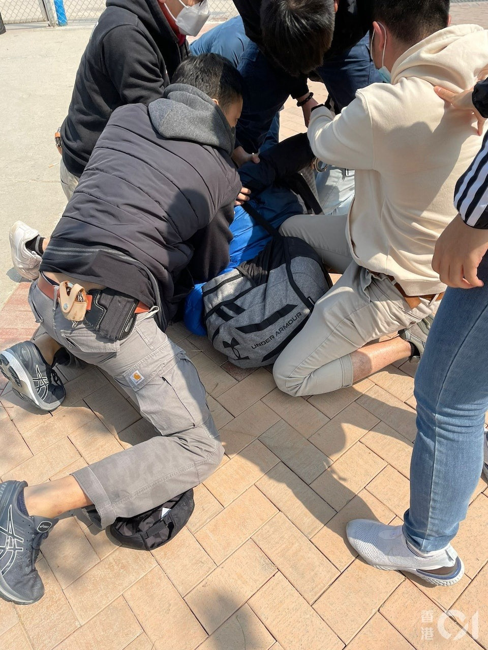 Chồng cũ nạn nhân - một trong bốn nghi phạm gây ra vụ giết người man rợ - bị áp chế tại bến tàu.