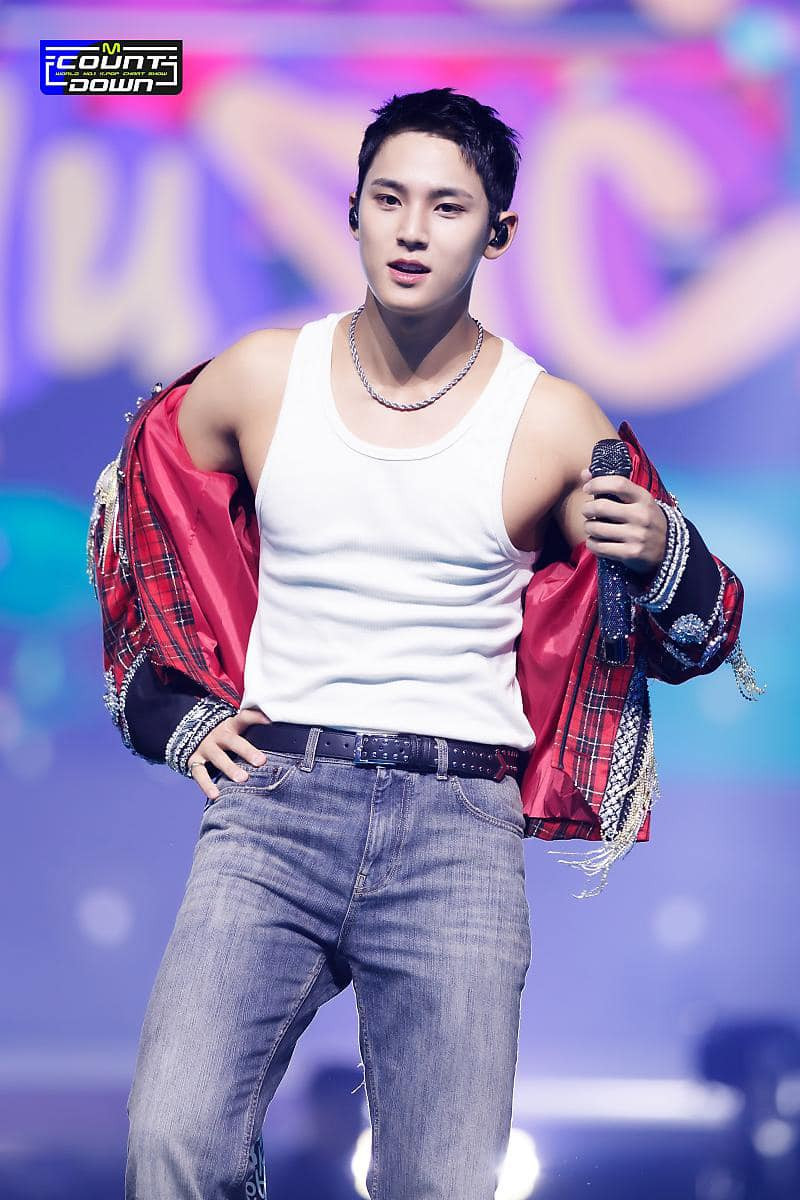 Nam ca sĩ được người hâm mộ gọi là "gấu bự" Kim Mingyu. Anh trở thành "chồng quốc dân" mới, được fan khen tài giỏi, điển trai. Gần đây, loạt video nam ca sĩ nấu ăn cho cả nhóm tiếp tục nhận bình luận khen ngợi.