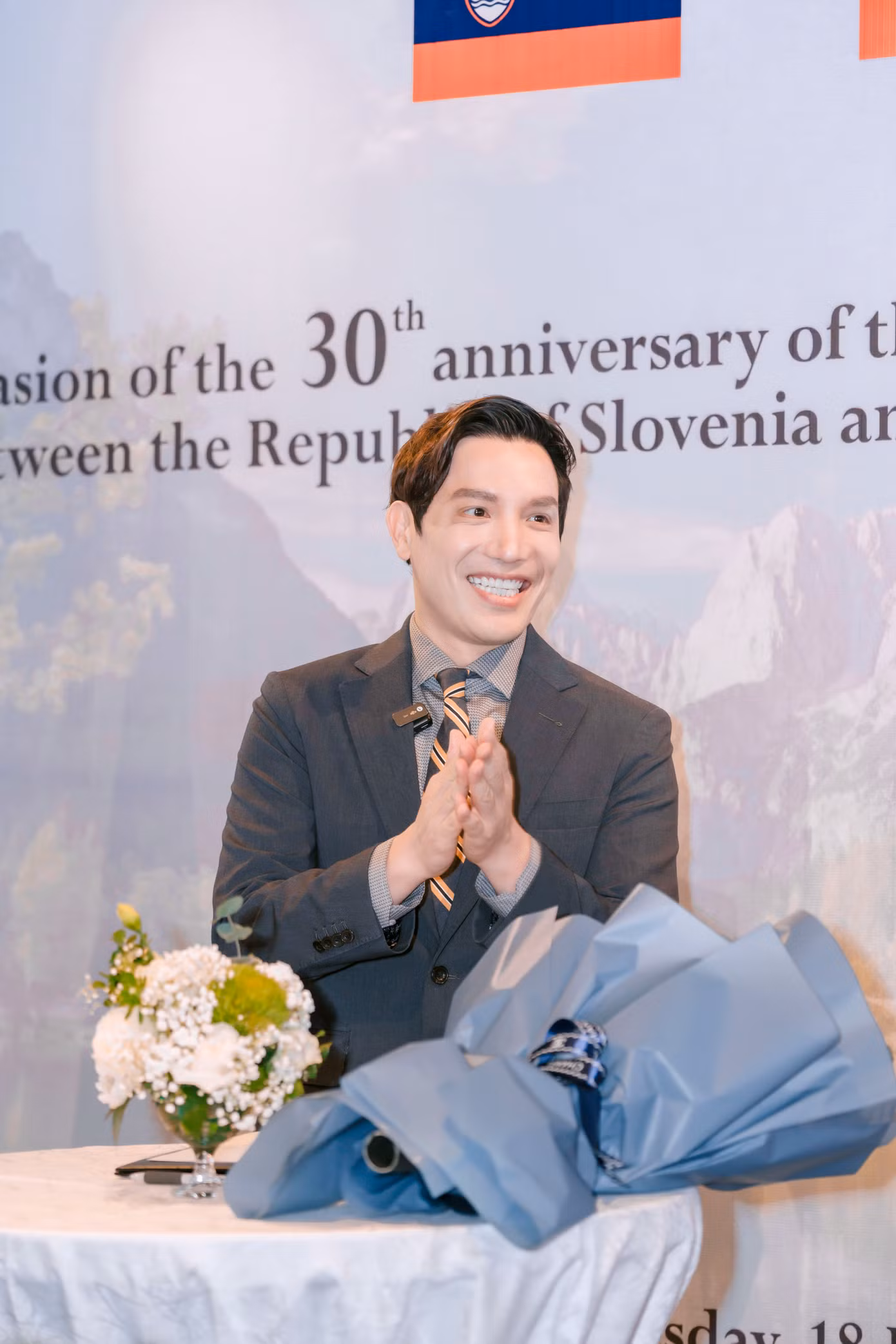 Ông Bùi Quang Minh tại buổi nhận công hàm, trở thành Lãnh sự Danh dự của nước Cộng hòa Slovenia tại Việt Nam. Ông Bùi Quang Minh tại buổi nhận công hàm, trở thành Lãnh sự Danh dự của nước Cộng hòa Slovenia tại Việt Nam.