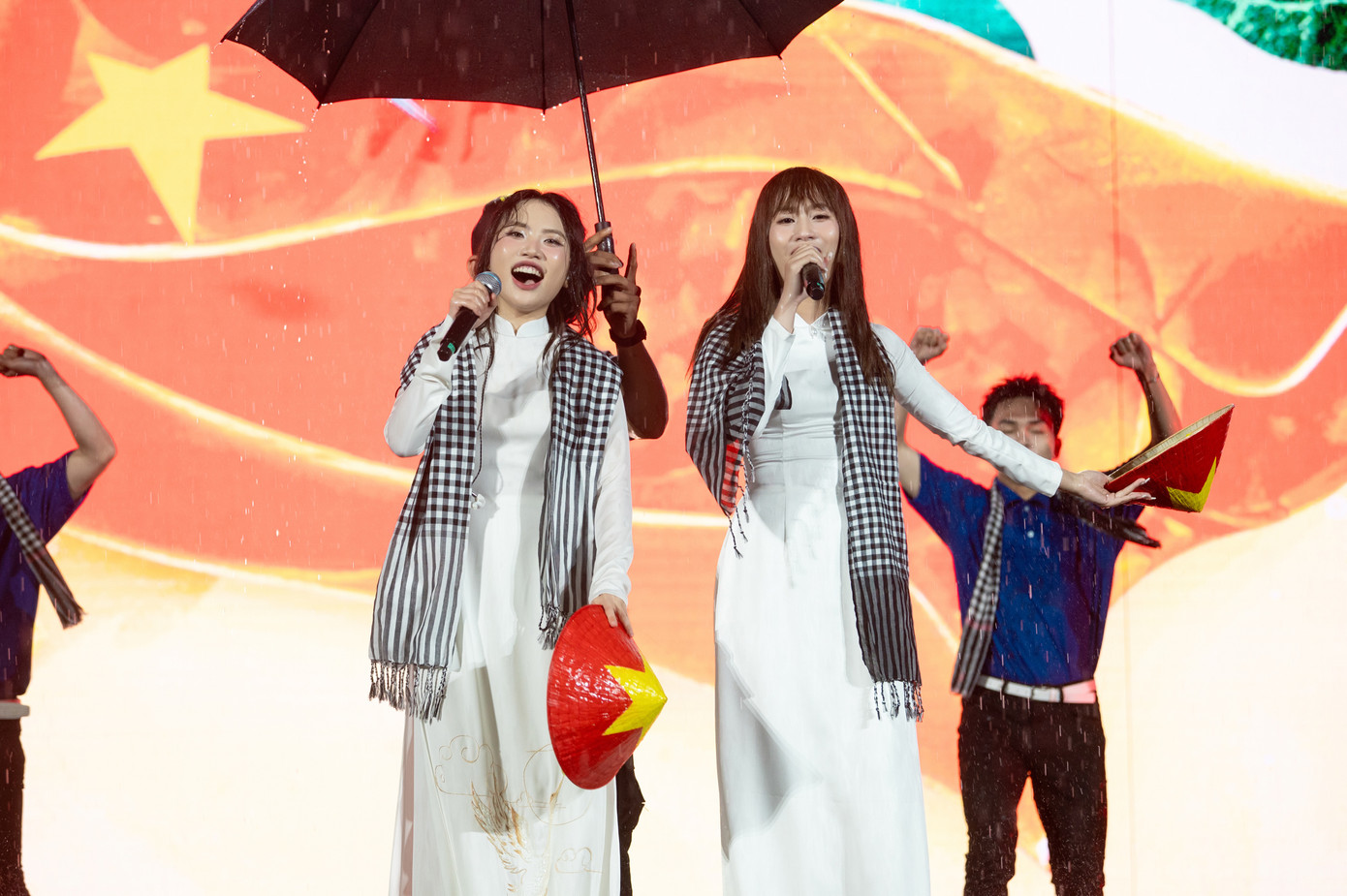 Phương Mỹ Chi thể hiện thêm ca khúc mang đậm tinh thần yêu nước như Máu đỏ da vàng, Điều phi thường nhỏ bé. Cô muốn mang đến hình ảnh đẹp của thanh niên Việt Nam trong việc tham gia các hoạt động nhân văn, ý nghĩa của Trung ương Đoàn.