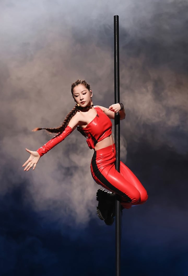 Phần biểu diễn múa cột của Chi Pu tại Tỷ tỷ đạp gió rẽ sóng. Phần biểu diễn múa cột của Chi Pu tại Tỷ tỷ đạp gió rẽ sóng.