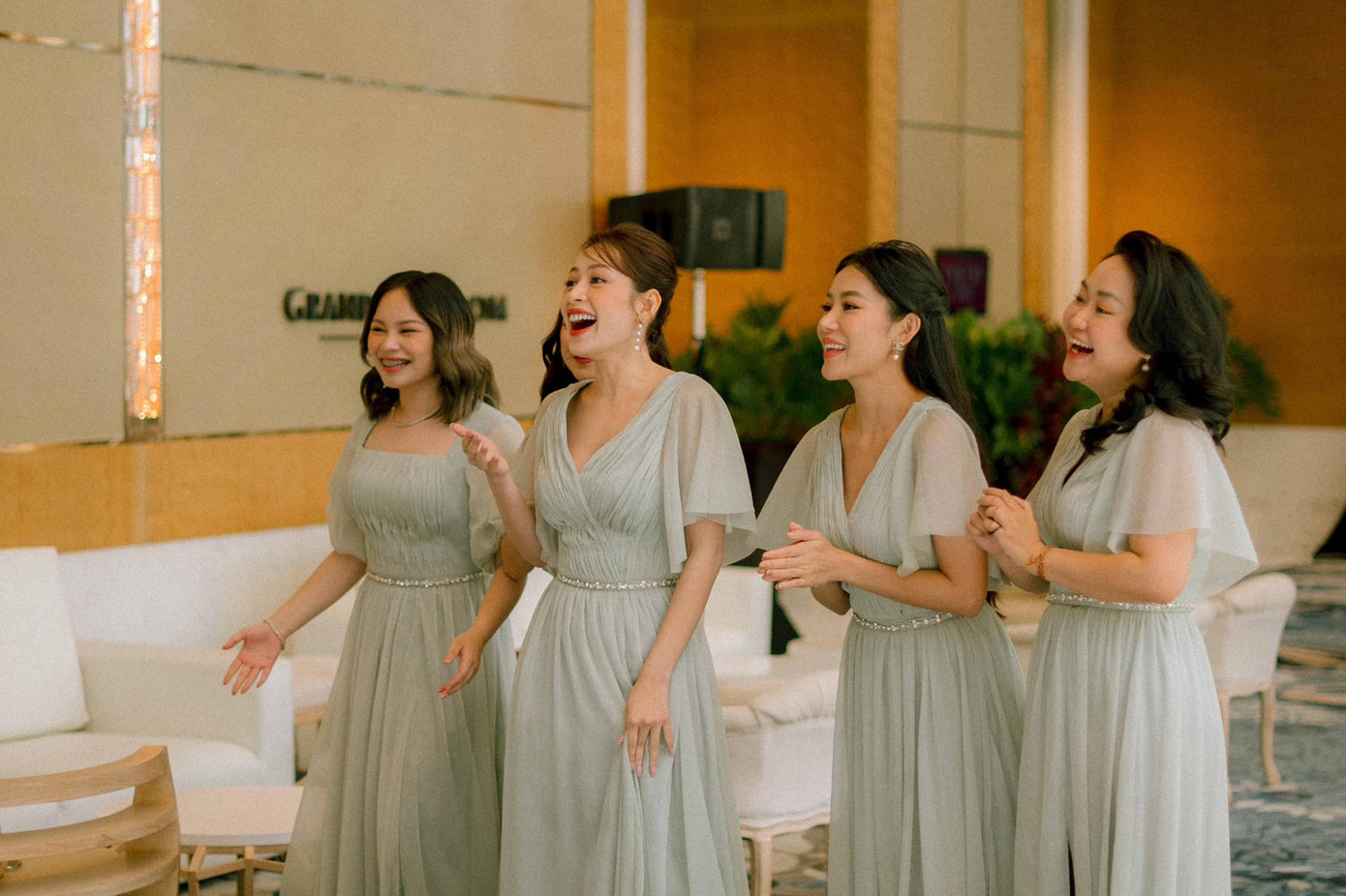 Chi Pu và dàn dâu phụ có mặt trong tiệc cưới của Linh Rin. Đội phù dâu mặc trang phục màu pastel, hơi hướm truyền thống Philippines.