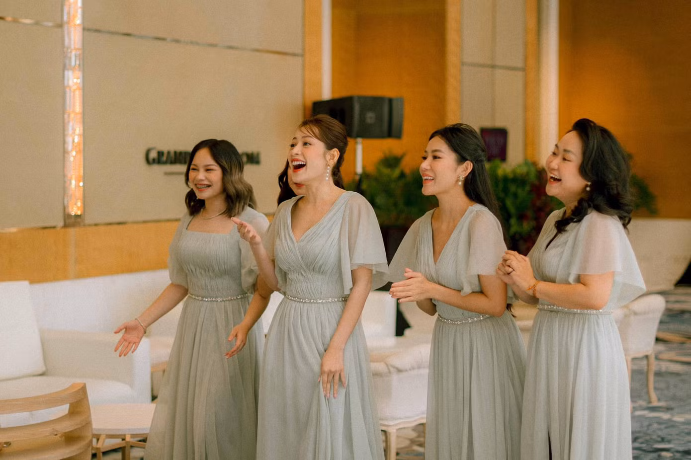 Chi Pu và dàn dâu phụ có mặt trong tiệc cưới của Linh Rin. Đội phù dâu mặc trang phục màu pastel, hơi hướm truyền thống Philippines.