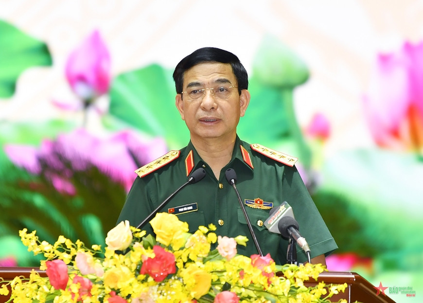 Đại tướng Phan Văn Giang, Ủy viên Bộ Chính trị, Phó Bí thư Quân ủy Trung ương, Bộ trưởng Bộ Quốc phòng phát biểu tại hội nghị lấy phiếu tín nhiệm.