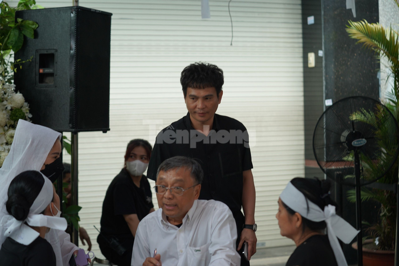 Nghệ sĩ Lâm Hùng lặng lẽ viếng NSƯT Vũ Linh. Anh đến thắp nhang cho đàn anh lúc giữa trưa, ít người dân hiếu kỳ. Tại tang lễ, Lâm Hùng tiết lộ anh từng được đàn anh Vũ Linh nâng đỡ thời mới vào nghề. Ảnh: Phạm Nguyễn. Nghệ sĩ Lâm Hùng lặng lẽ viếng NSƯT Vũ Linh. Anh đến thắp nhang cho đàn anh lúc giữa trưa, ít người dân hiếu kỳ. Tại tang lễ, Lâm Hùng tiết lộ anh từng được đàn anh Vũ Linh nâng đỡ thời mới vào nghề. Ảnh: Phạm Nguyễn.