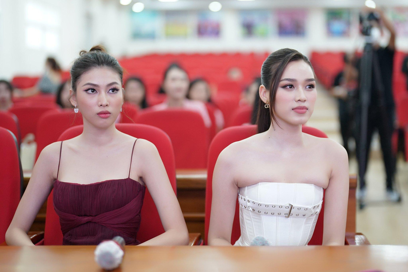 Hoa hậu Đỗ Thị Hà và Á hậu Ngọc Thảo trong buổi huấn luyện, trao đổi với thí sinh Hoa hậu Việt Nam 2022.