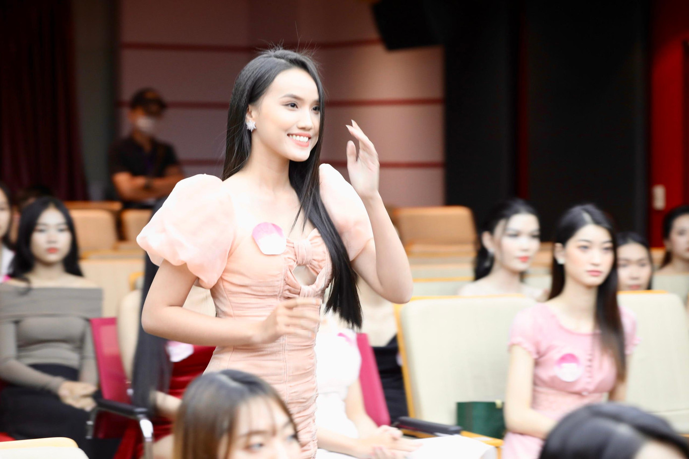 Thí sinh Lê Thị Kim Hậu (SBD 189, sinh năm 2003) cười rạng rỡ khi được gọi tên vào Top 25 chung khảo khu vực phía Nam.