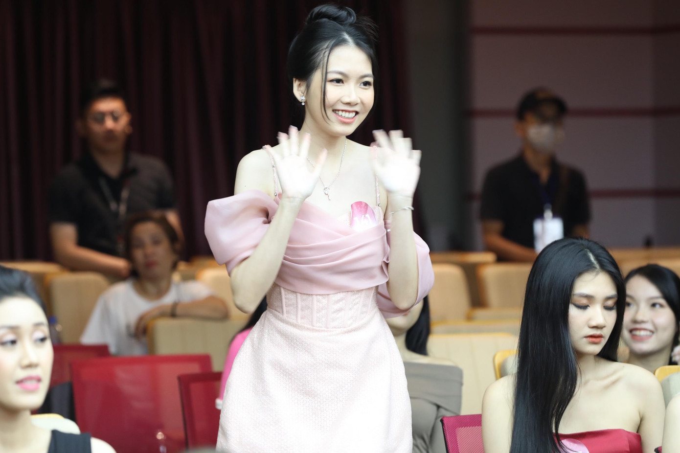 Nguyễn Hồng Thanh (SBD 141, sinh năm 2002) đi từ 3h sáng từ Cần Thơ để lên TP.HCM thi hoa hậu.