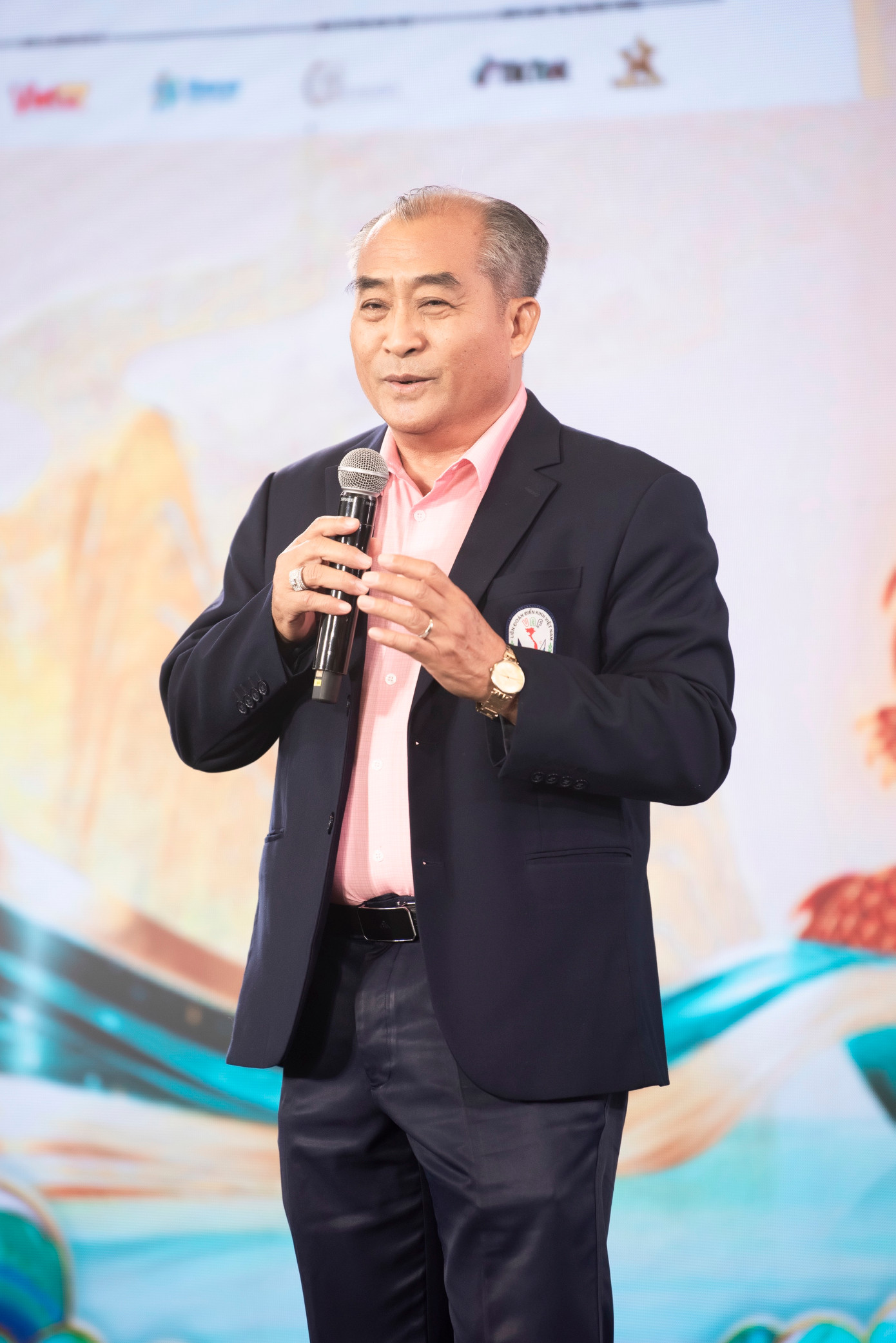 Ông Nguyễn Trung Hinh, Phó chủ tịch Liên đoàn Điền kinh Việt Nam, Tổng thư ký Liên đoàn Điền kinh TPHCM (trái) và ông Huỳnh Đức Dũng, Phó Giám đốc Sở VH - TT Tỉnh Bà Rịa - Vũng Tàu.