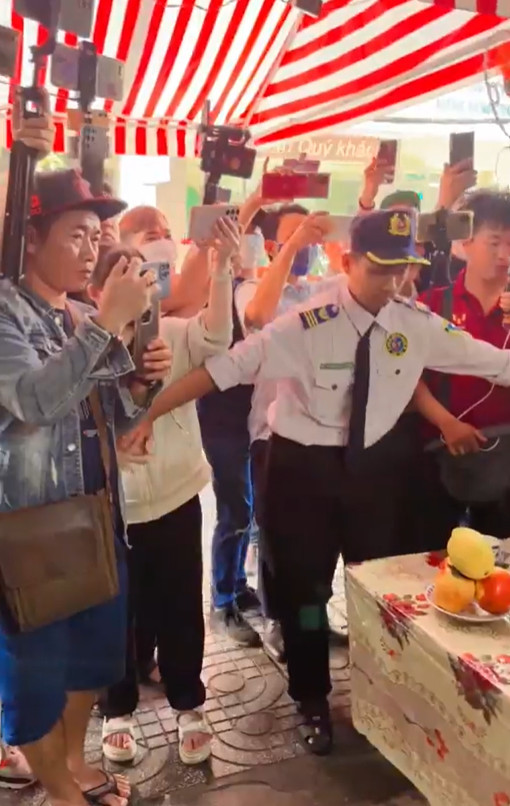 Bảo vệ có mặt ngăn nhóm YouTuber vào nhà Vũ Linh. Bảo vệ có mặt ngăn nhóm YouTuber vào nhà Vũ Linh.