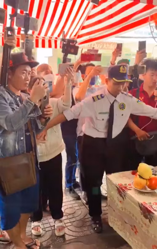 Bảo vệ có mặt ngăn nhóm YouTuber vào nhà Vũ Linh.