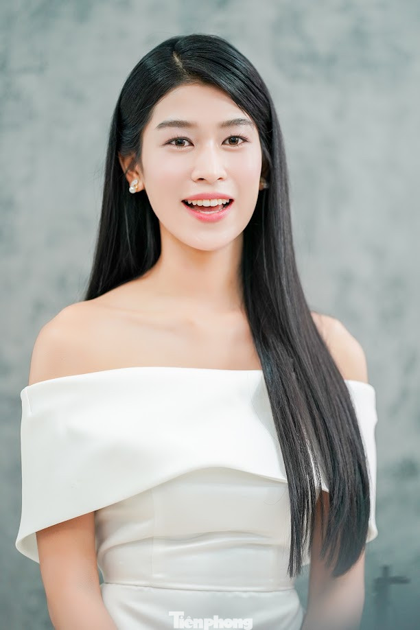 Cô gái 19 tuổi nói cô đã chuẩn bị tâm lý vững vàng để đối diện dư luận. Nữ sinh Học viện Ngoại giao nói cô xem đó là những lời đóng góp để cải thiện bản thân mỗi ngày.