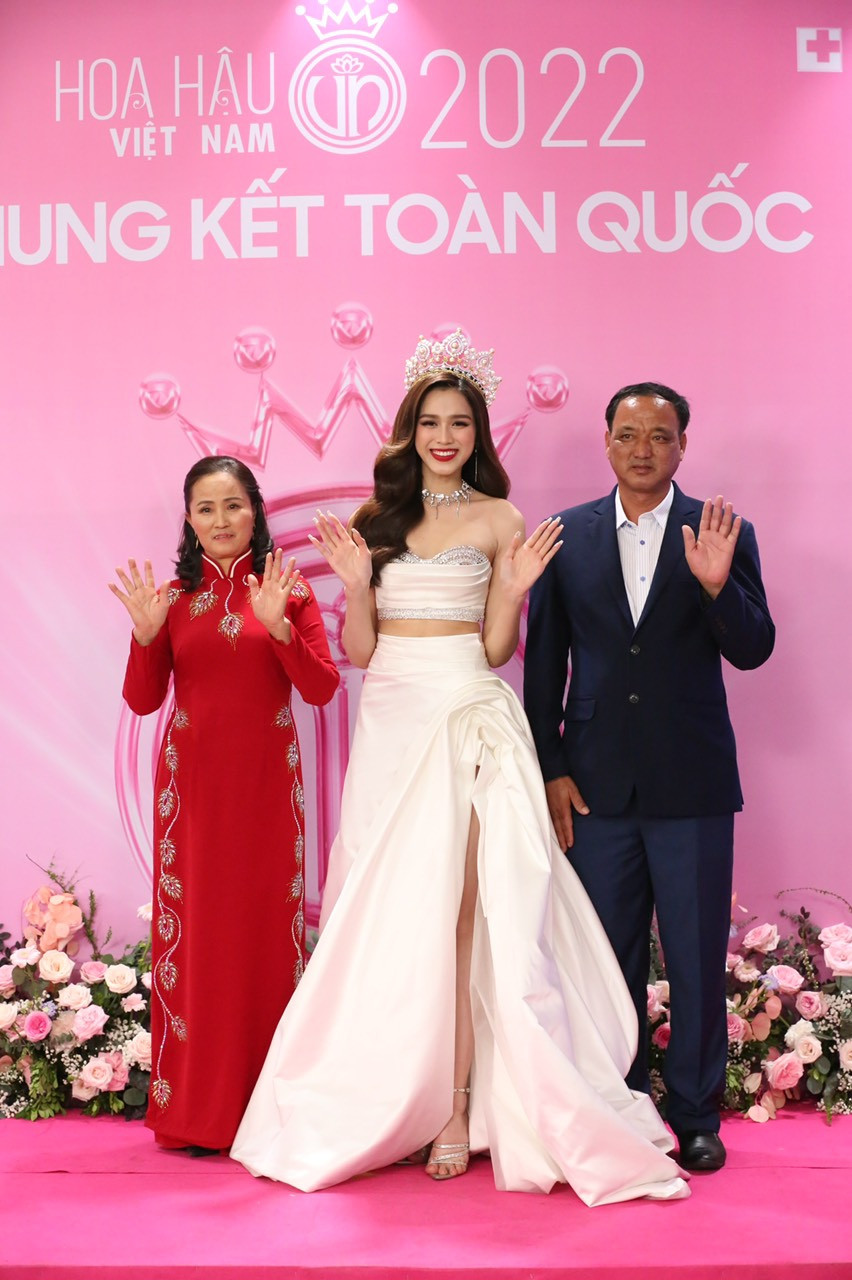 Bố mẹ Đỗ Thị Hà xuất hiện trên thảm đỏ để ủng hộ con gái. Đương kim Hoa hậu Việt Nam sắp có màn final walk và phát biểu kết thúc nhiệm kỳ.