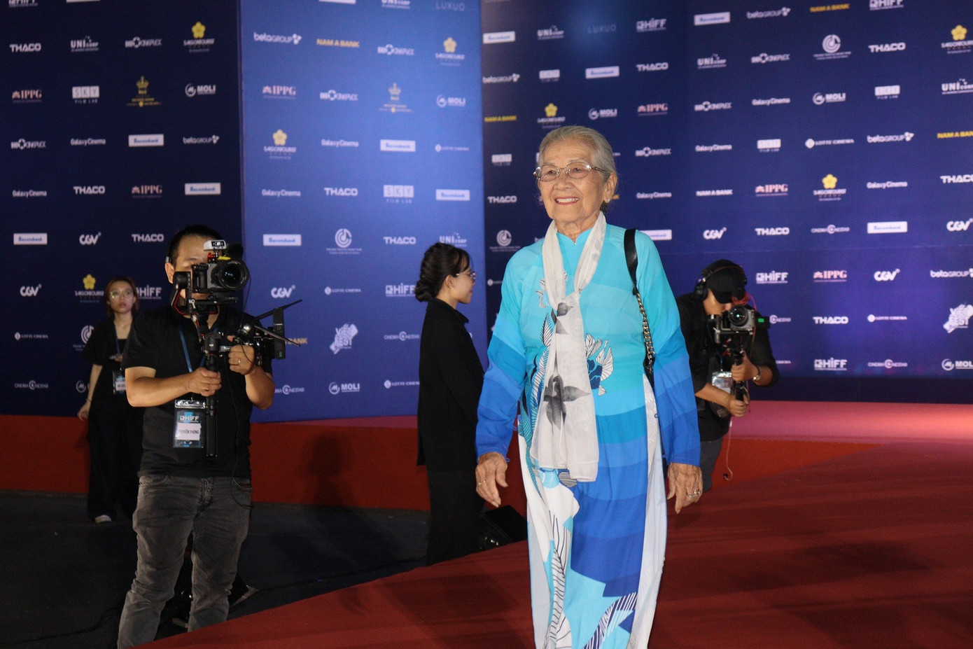 NSƯT Phi Điểu diện áo dài tham dự Lễ khai mạc HIFF 2024, sức khỏe tốt ở tuổi 91. Tại Lễ hội Áo dài TPHCM 2024, NSƯT cho biết hiện bà ít đóng phim, chủ yếu dự chương trình quảng bá và tôn vinh văn hóa - nghệ thuật nước nhà. NSƯT Phi Điểu diện áo dài tham dự Lễ khai mạc HIFF 2024, sức khỏe tốt ở tuổi 91. Tại Lễ hội Áo dài TPHCM 2024, NSƯT cho biết hiện bà ít đóng phim, chủ yếu dự chương trình quảng bá và tôn vinh văn hóa - nghệ thuật nước nhà.