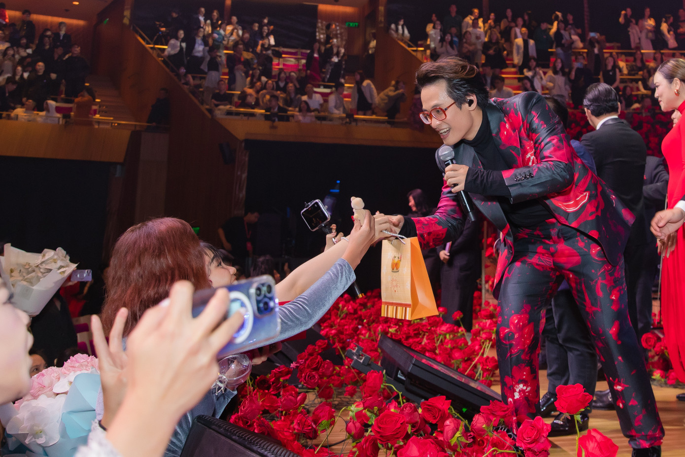 Khoảnh khắc người hâm mộ tặng quà cho Hà Anh Tuấn trong đêm nhạc tại Nhà hát Con sò. Khoảnh khắc người hâm mộ tặng quà cho Hà Anh Tuấn trong đêm nhạc tại Nhà hát Con sò.