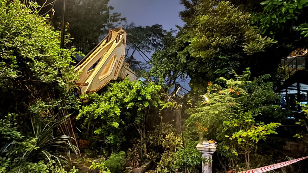 Hiện trường vụ cần trục sà lan va đập làm sập nhà người dân xuống sông. Ảnh: M. Tuệ.