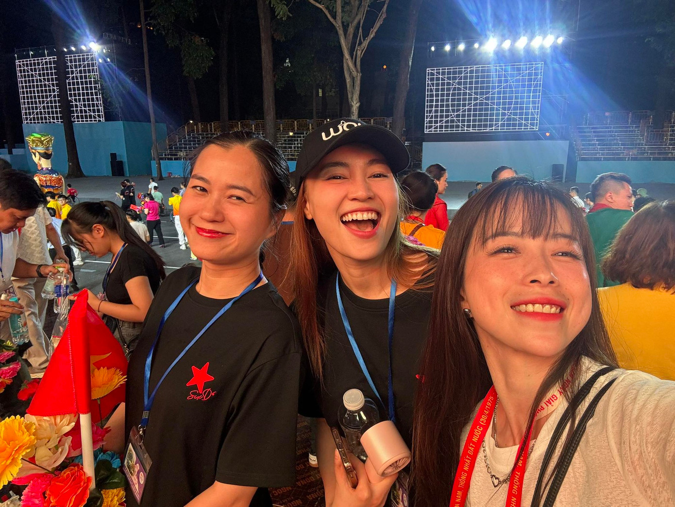 Gần như cả showbiz đăng ảnh check-in tại Dinh Độc Lập, hào hứng hòa vào dòng người theo dõi buổi hợp luyện diễu binh chuẩn bị cho đại lễ sáng 30/4.