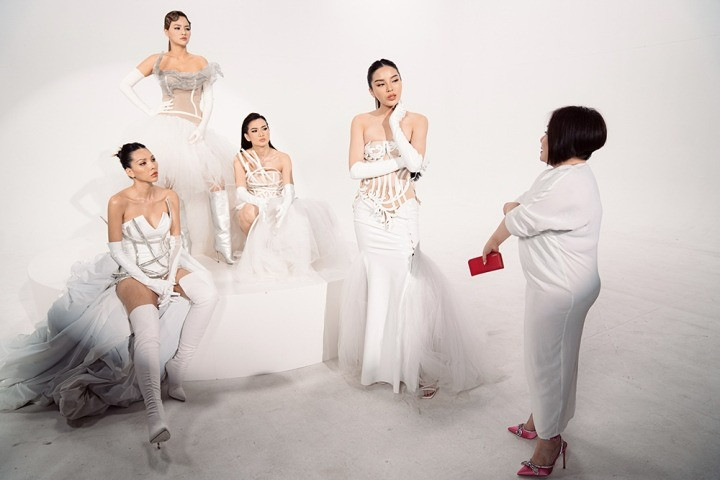 Nhà sản xuất dàn xếp chuyện giành chỗ của các huấn luyện viên. Nhà sản xuất dàn xếp chuyện giành chỗ của các huấn luyện viên.