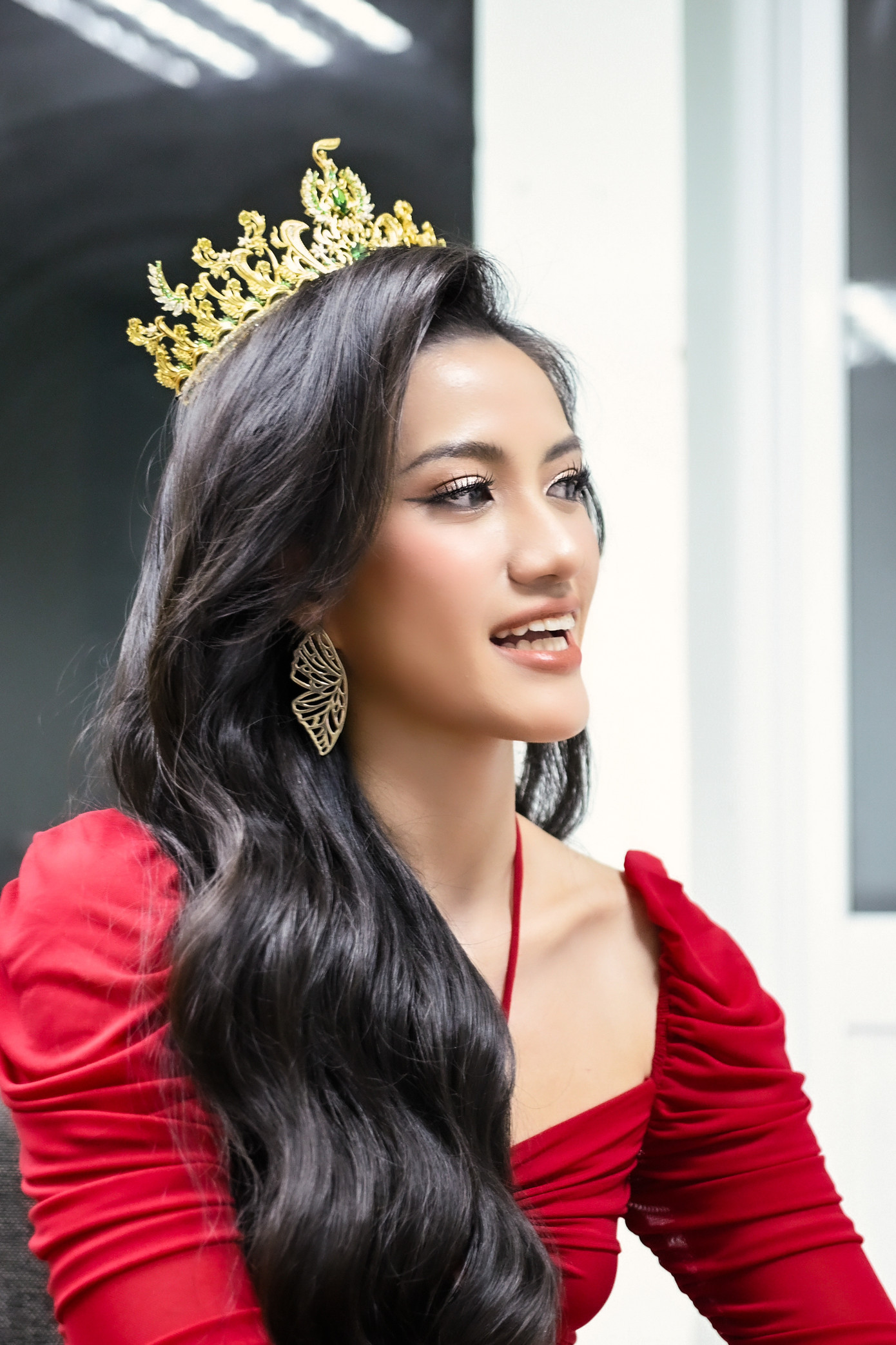 Trái với hình ảnh khỏe khắn, bốc lửa trên sân khấu, Minh Nhàn nói ngoài đời cô là người khá ít nói, trầm tính. &quot;Trên sân khấu, tôi thể hiện phong cách phù hợp với tiêu chí cuộc thi. Mẹ tôi cũng bất ngờ vì tôi rất khác biệt với hình ảnh cô con gái ít nói ở nhà&quot;, Minh Nhàn nói.