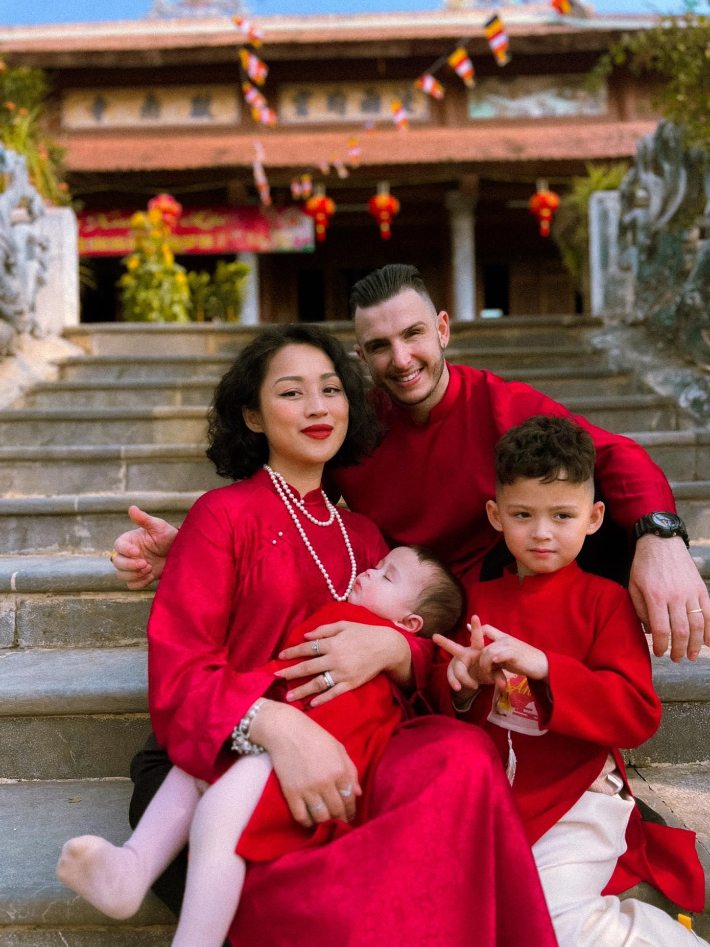 Nathan bên vợ và hai con trai lai. Nathan bên vợ và hai con trai lai.