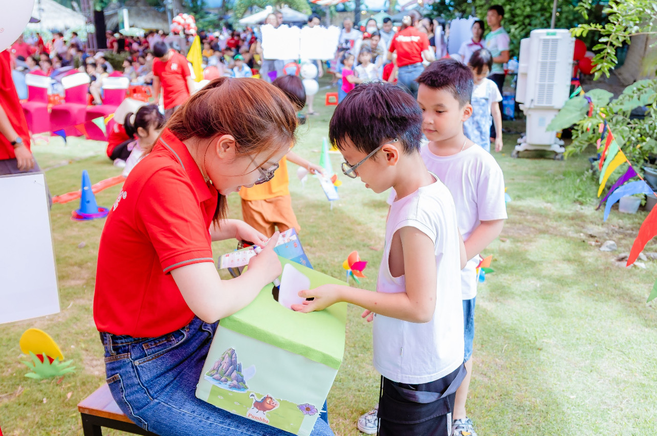 Các bạn nhỏ học cách tư duy trong quá trình du hành vào xứ sở thần tiên. Các bạn nhỏ học cách tư duy trong quá trình du hành vào xứ sở thần tiên.