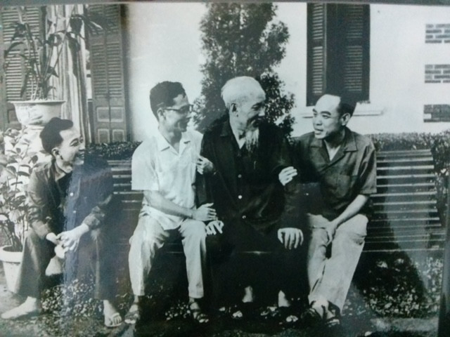 Bác Hồ trò chuyện thân mật với nhà văn, nhà báo Thái Duy và nhà văn Phan Tứ lúc sinh thời.