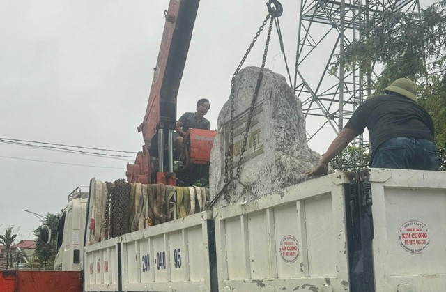 Tấm bia đá được di chuyển khỏi di tích quốc gia nghè Vẹt vào chiều ngày 7-4.