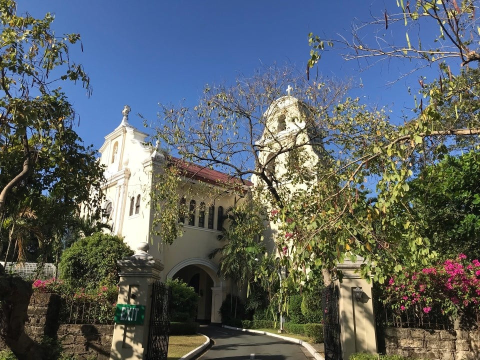 Nhà thờ Santuario de San Antonio Parish tọa lạc tại khu nhà giàu ở Philippines. Công trình mang kiến trúc Tây Ban Nha với không gian đầy cây cảnh. Ngoài việc để tổ chức lễ cưới, đây còn là nơi tham quan nổi tiếng của du khách khi đến Philippines.