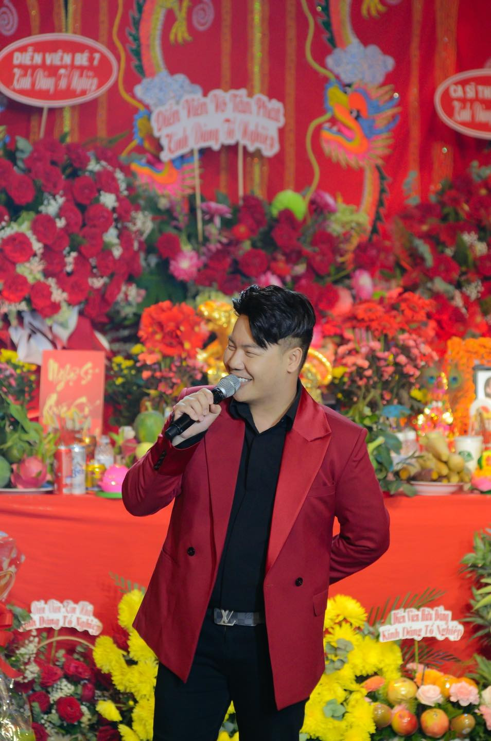 Ca sĩ Hamlet Trương diện vest đỏ trang trọng tại sân khấu của đạo diễn Vũ Thành Vinh.