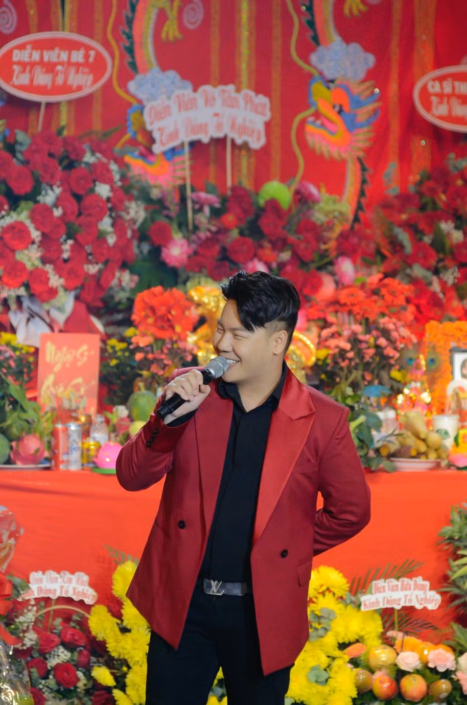 Ca sĩ Hamlet Trương diện vest đỏ trang trọng tại sân khấu của đạo diễn Vũ Thành Vinh.