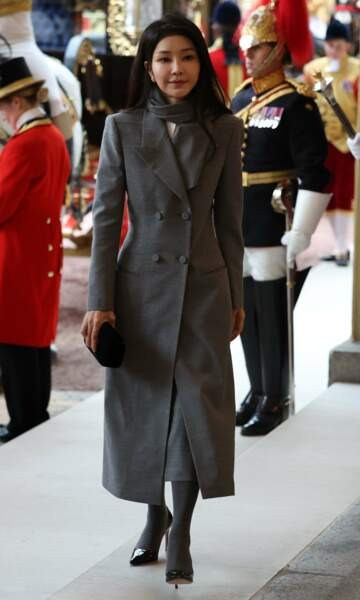 Khoảnh khắc Đệ nhất Phu nhân Hàn Quốc xuất hiện trang trọng ở Anh. Tổng thống Hàn Quốc Yoon Suk Yeol và vợ cùng nhóm BlackPink xuất hiện tại Cung điện Buckingham, Anh để tham dự tiệc chiêu đãi do Vua Charles đích thân chủ trì.