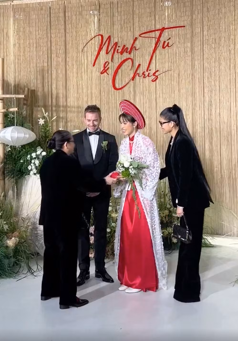 Minh Tú lễ phép chào hỏi mẹ của Hoa hậu Trương Thị May. Tại tiệc cưới của người em thân thiết, hoa hậu sinh năm 1988 tặng vàng cho cô dâu và chú rể, với ngụ ý may mắn.