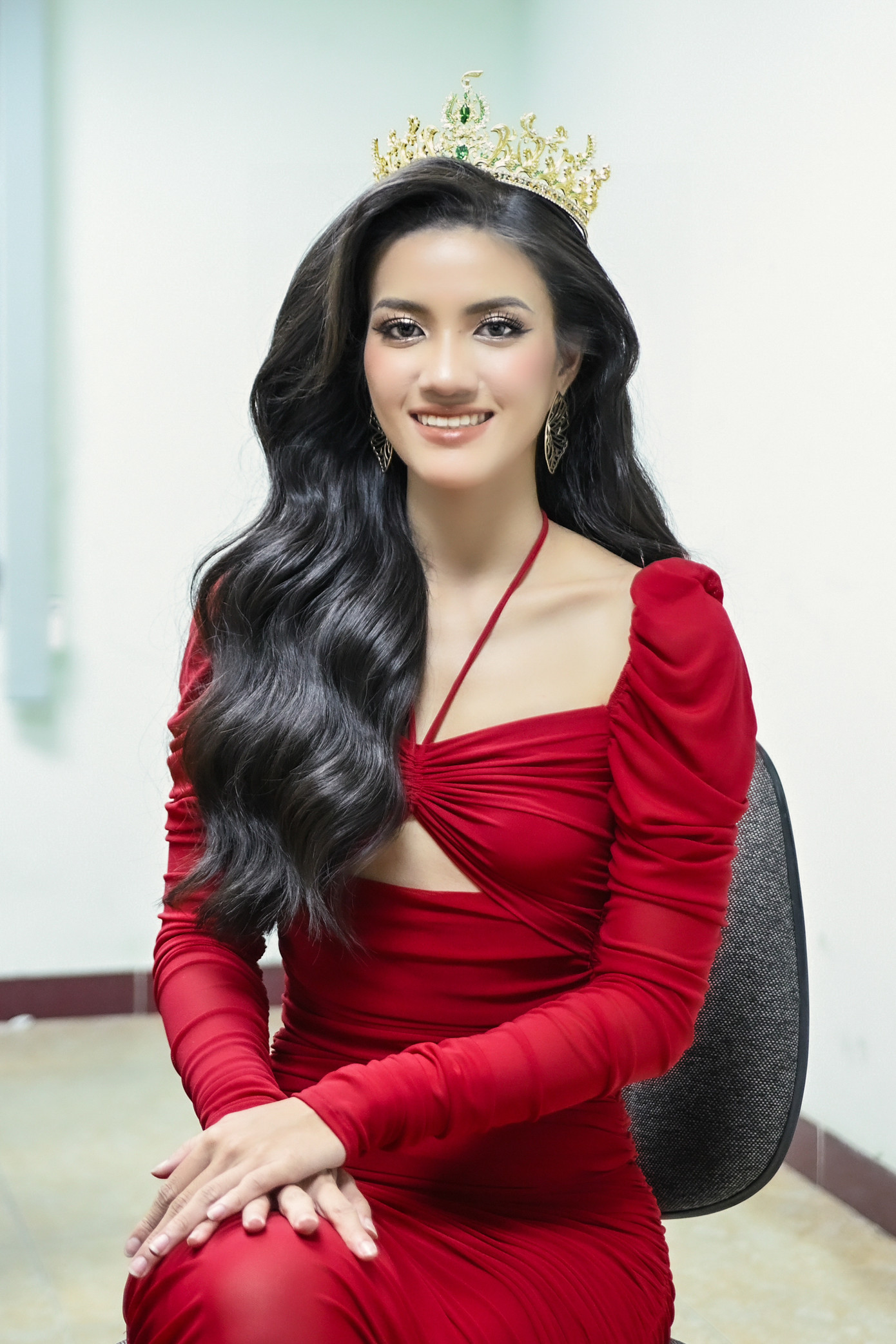 Trái với hình ảnh khỏe khắn, bốc lửa trên sân khấu, Minh Nhàn nói ngoài đời cô là người khá ít nói, trầm tính. &quot;Trên sân khấu, tôi thể hiện phong cách phù hợp với tiêu chí cuộc thi. Mẹ tôi cũng bất ngờ vì tôi rất khác biệt với hình ảnh cô con gái ít nói ở nhà&quot;, Minh Nhàn nói.