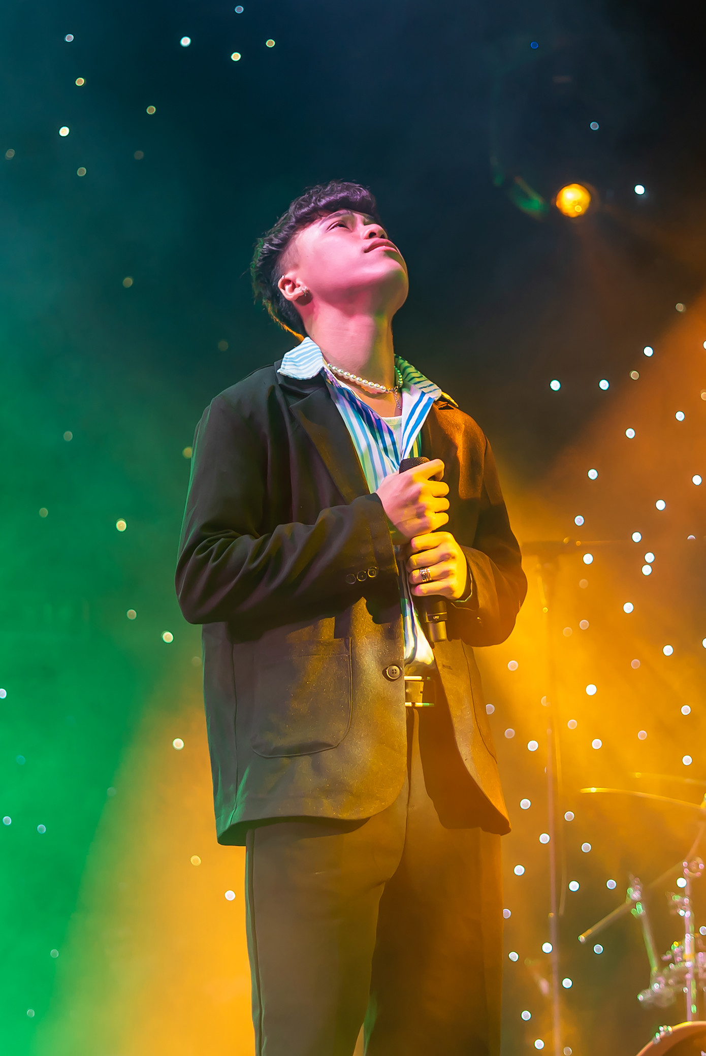 Ca sĩ Quang Đắc, Á quân chương trình Đấu trường toàn năng, thể hiện hai ca khúc Rời bỏ và Nhớ em.