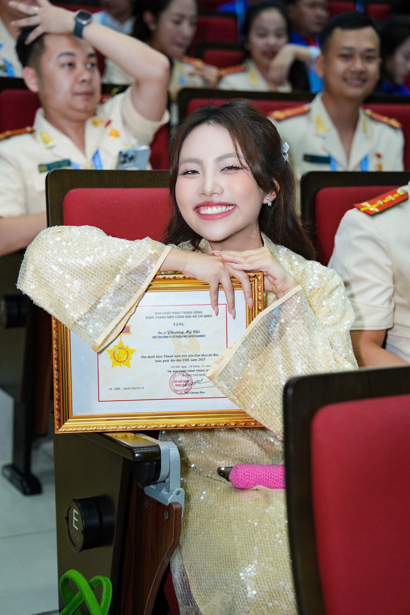 Phương Mỹ Chi tự hào khi được tuyên dương tại đại hội. Phương Mỹ Chi tự hào khi được tuyên dương tại đại hội.