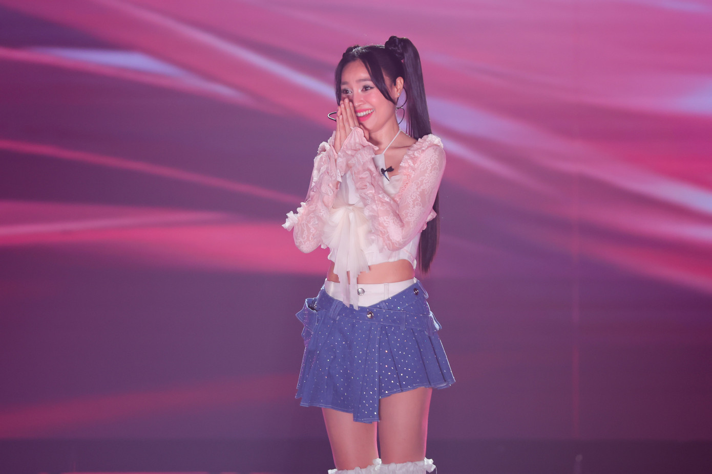 Ninh Dương Lan Ngọc cho biết cô làm liều khi hát đầu, không có sân khấu rehearsal như những chương trình khác. &quot;Tôi biết mình làm không tốt nhưng được điểm số ưu ái. Đây là lần đầu tôi bước lên sân khấu chuyên nghiệp trong vai trò khác diễn viên, vừa hát vừa nhảy. Tôi phải cố gắng nhiều cho phần tiếp theo&quot;, nữ diễn viên nói.