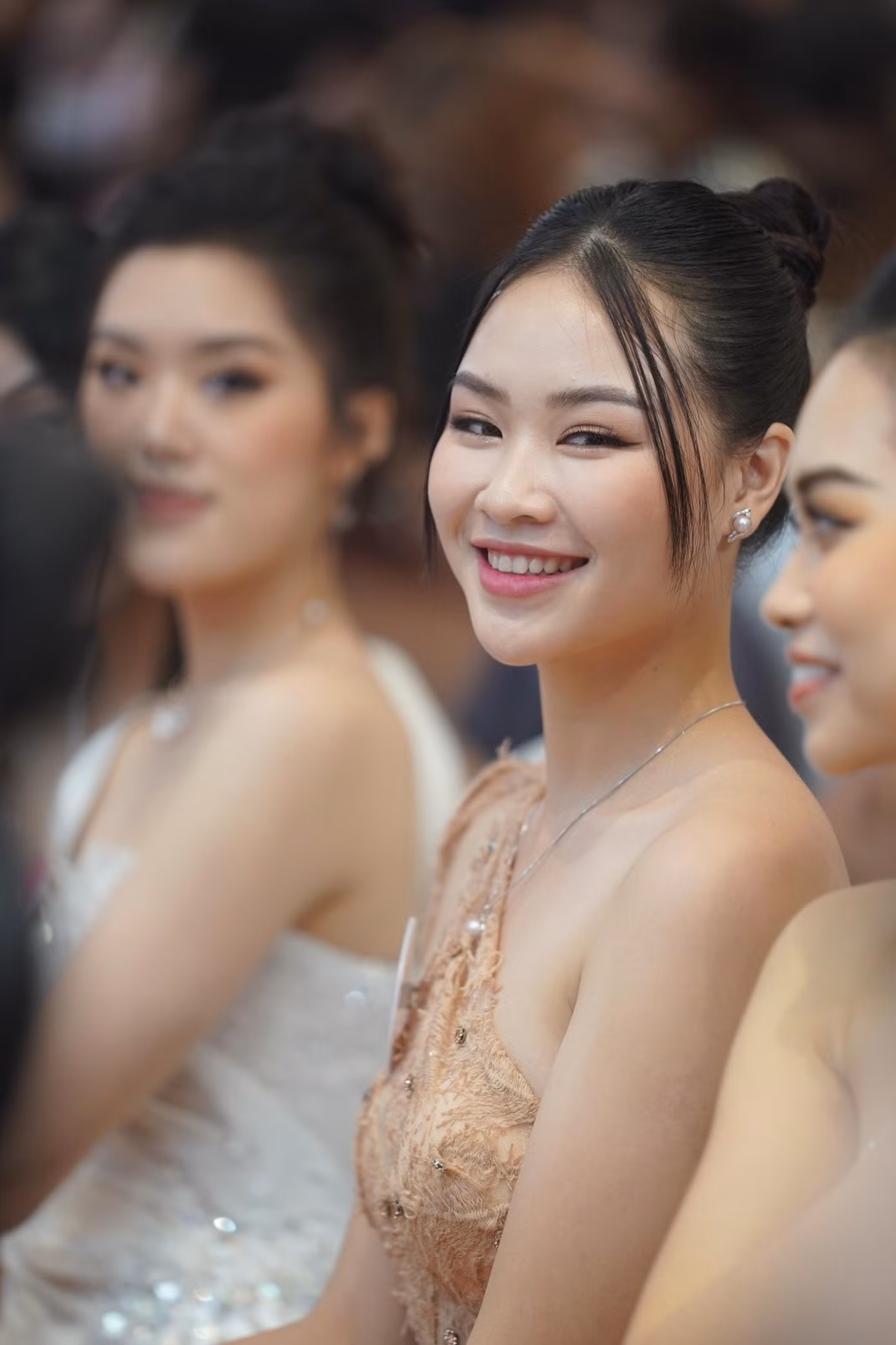 Góc nghiêng của Vũ Lê Nhật Quỳnh (SBD 245) và Thu Hà (SBD 106). Với chiều cao 1,76 m, hiện tại Nhật Quỳnh (trái) là một trong những thí sinh cao nhất cuộc thi Hoa hậu Việt Nam 2022.