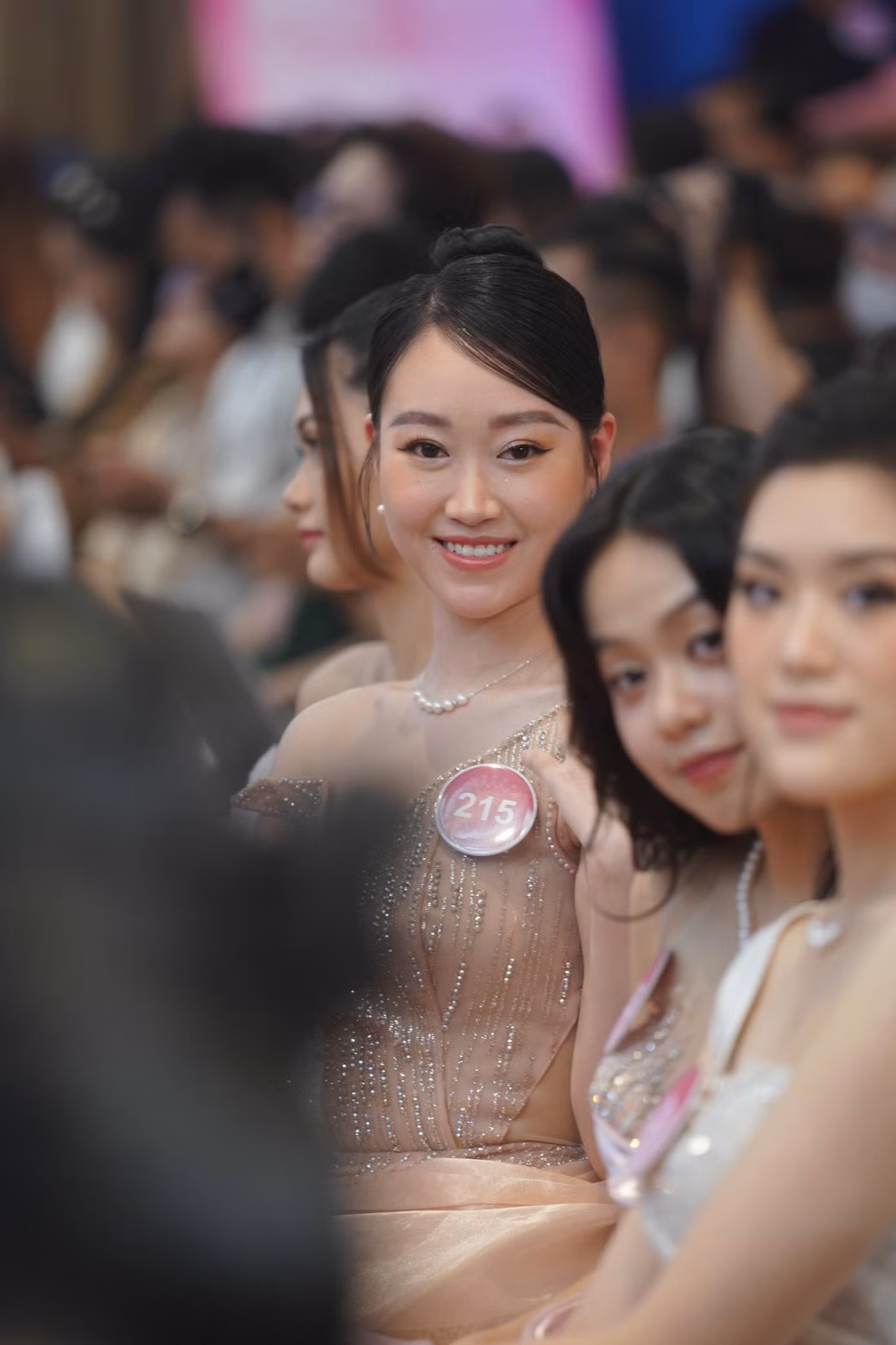 Phạm Thị Nhung (SBD 215) là thí sinh được ban giám khảo nhận xét có gương mặt phúc hậu. Phương Anh (SBD 093, ảnh phải) được nhiều cô gái trong nhà chung đánh giá là thí sinh tiềm năng vào top 3. Cô gái đến từ Hải Phòng đang theo học ĐH RMIT Hà Nội, sở hữu bằng IELTS 7.5, khả năng thuyết trình và trình diễn tốt.