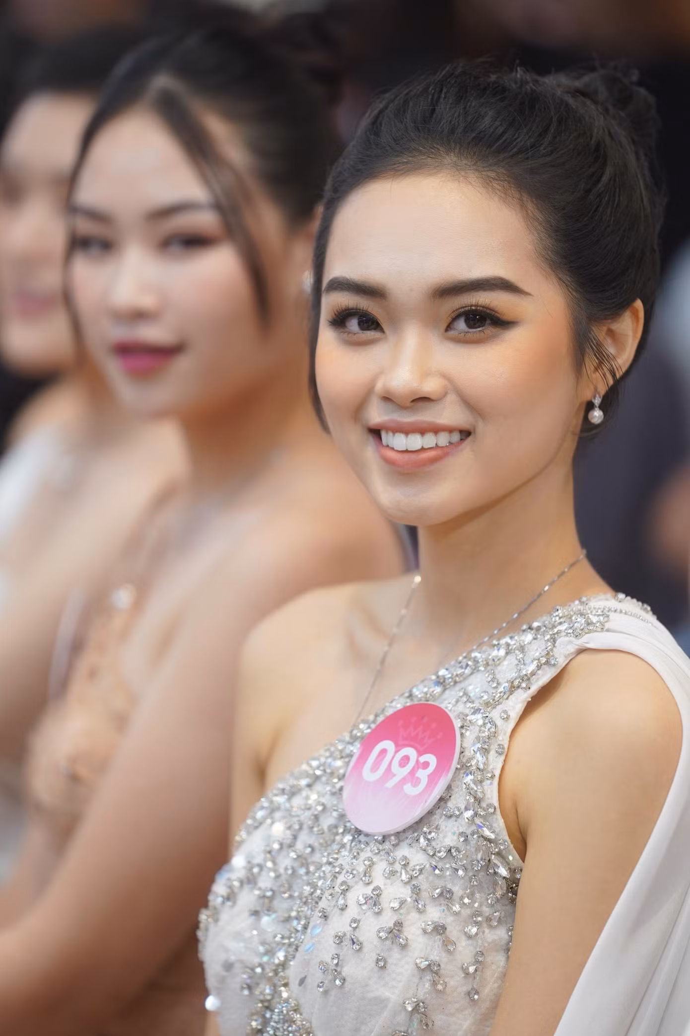 Phạm Thị Nhung (SBD 215) là thí sinh được ban giám khảo nhận xét có gương mặt phúc hậu. Phương Anh (SBD 093, ảnh phải) được nhiều cô gái trong nhà chung đánh giá là thí sinh tiềm năng vào top 3. Cô gái đến từ Hải Phòng đang theo học ĐH RMIT Hà Nội, sở hữu bằng IELTS 7.5, khả năng thuyết trình và trình diễn tốt.