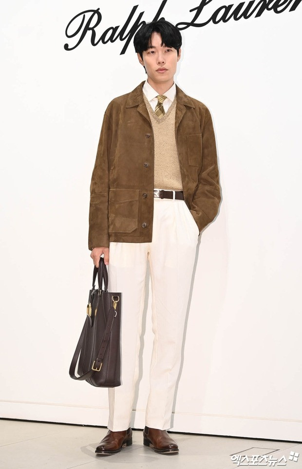 Ryu Jun Yeol không hào hứng như bạn gái sau chuyến du lịch ở Hawaii.