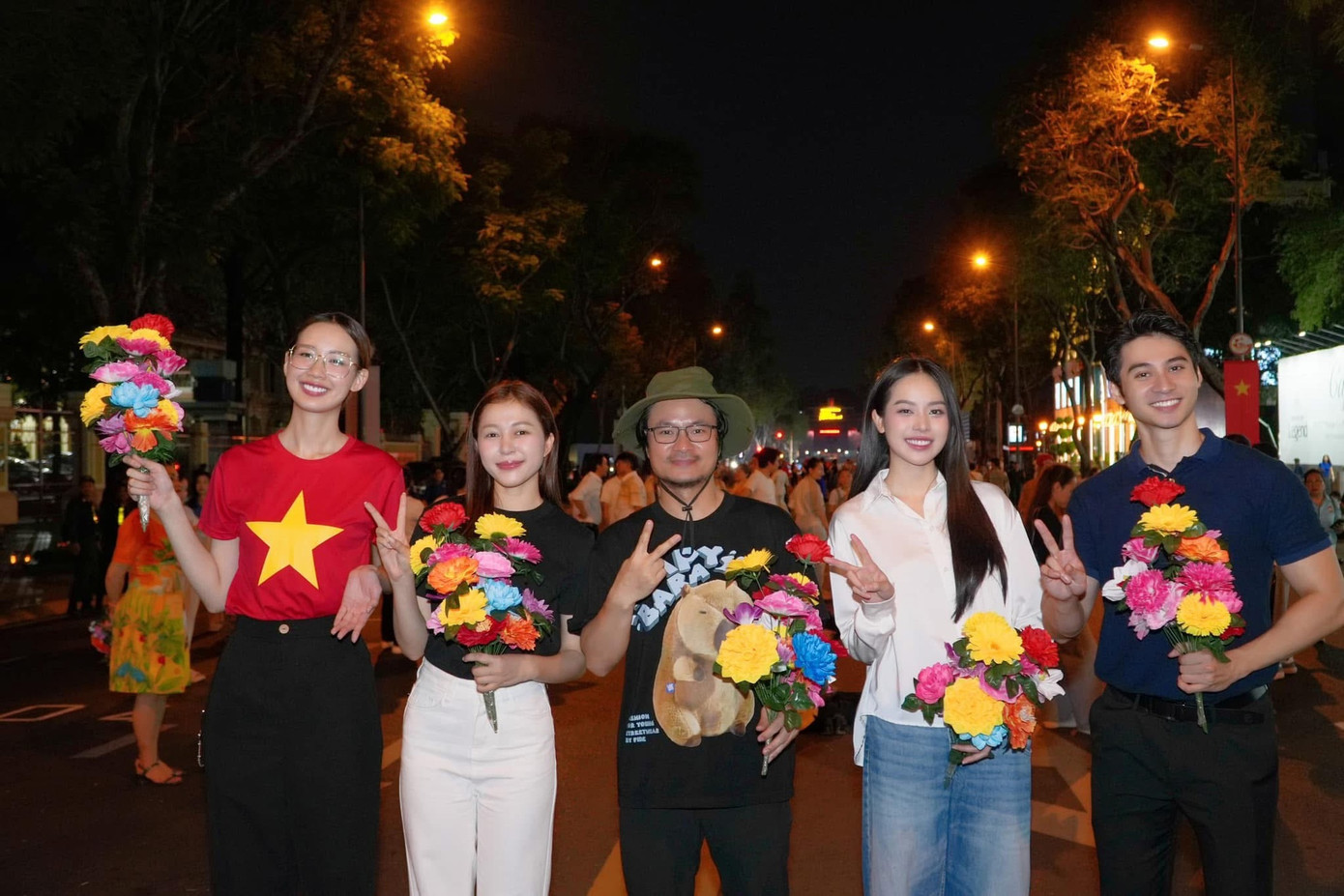 Sau hai buổi hợp luyện 18/4 và 22/4, các lực lượng cùng khối văn nghệ sĩ, vận động viên tiêu biểu còn sơ duyệt ngày 25/4 và tổng duyệt cấp Nhà nước ngày 27/4, chuẩn bị cho buổi diễu hành chính thức diễn ra sáng 30/4 với sự tham gia của 13.000 người.