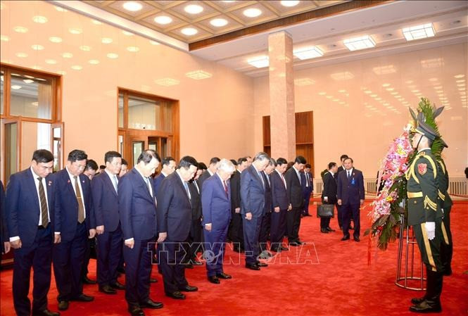 Tổng Bí thư, Chủ tịch nước Tô Lâm và các đại biểu thực hiện nghi thức tưởng niệm Chủ tịch Mao Trạch Đông. Ảnh: Trí Dũng/TTXVN Tổng Bí thư, Chủ tịch nước Tô Lâm và các đại biểu thực hiện nghi thức tưởng niệm Chủ tịch Mao Trạch Đông. Ảnh: Trí Dũng/TTXVN