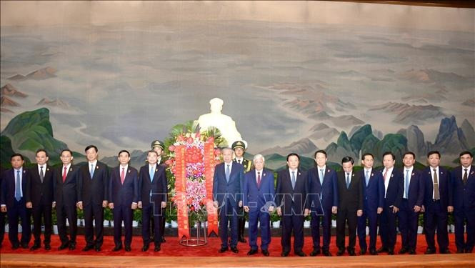 Tổng Bí thư, Chủ tịch nước Tô Lâm và các đại biểu tại Nhà tưởng niệm Chủ tịch Mao Trạch Đông. Ảnh: Trí Dũng/TTXVN Tổng Bí thư, Chủ tịch nước Tô Lâm và các đại biểu tại Nhà tưởng niệm Chủ tịch Mao Trạch Đông. Ảnh: Trí Dũng/TTXVN