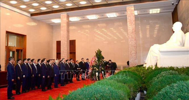 Tổng Bí thư, Chủ tịch nước Tô Lâm và các đại biểu thực hiện nghi thức tưởng niệm Chủ tịch Mao Trạch Đông. Ảnh: Trí Dũng/TTXVN Tổng Bí thư, Chủ tịch nước Tô Lâm và các đại biểu thực hiện nghi thức tưởng niệm Chủ tịch Mao Trạch Đông. Ảnh: Trí Dũng/TTXVN