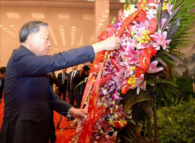 Tổng Bí thư, Chủ tịch nước Tô Lâm đặt vòng hoa tưởng niệm Chủ tịch Mao Trạch Đông. Ảnh: Trí Dũng/TTXVN Tổng Bí thư, Chủ tịch nước Tô Lâm đặt vòng hoa tưởng niệm Chủ tịch Mao Trạch Đông. Ảnh: Trí Dũng/TTXVN